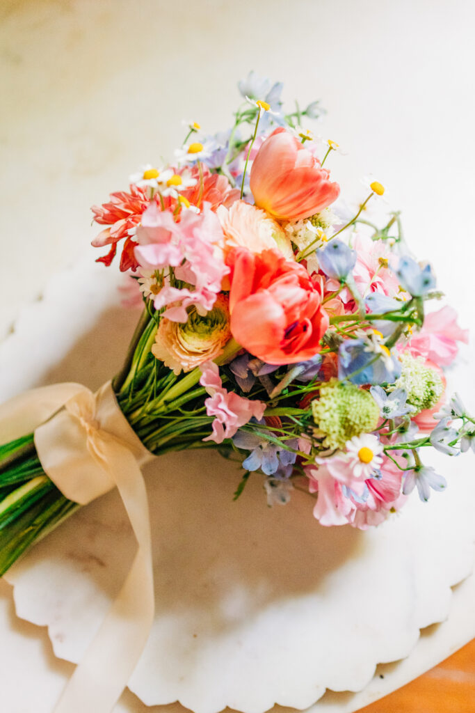 Beautiful wedding florals at a south Carolina wedding. These details photographed by carters creative